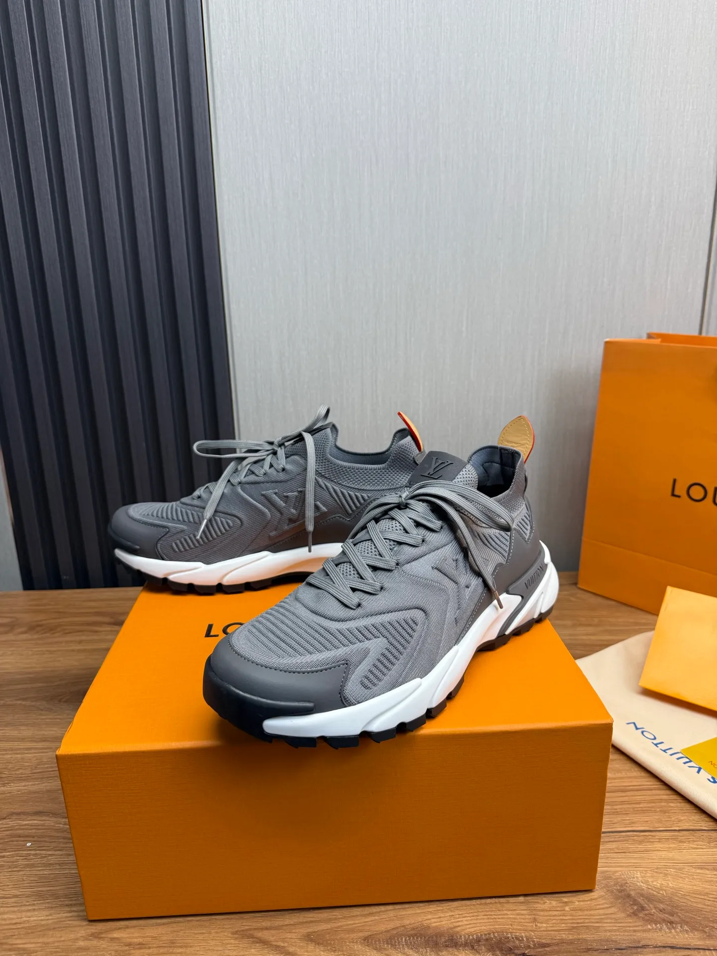 Men's Men's Shoes 580💰 🌈LV | Louis Vuitton 2025 LV Louis Vuitton L House Donkey Brand Latest Olympia Series Couple Style Silver Horn King Casual Sports Shoes Running Shoes This LV Olympia sports shoe combines mesh fabric and metallic synthetic leather and other technical fabrics to reinterpret the classic running shoe design with a neat and simple design. Lightweight EVA outsole provides a stretchy fit. Rich details such as Monogram embossing and LV letters establish recognition. Exquisite packaging at the delivery counter 🛍📦 ▪️Fabric: original imported technical fabric + mesh ▪️Inner lining: original customized breathable mesh ▪️Sole: original molded rubber foam material ▪️Sole thickness: 3.5CM ▪️Size: 38-44 yards